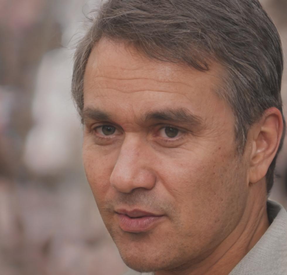 Retrato profesional de Iván Mendiburu
