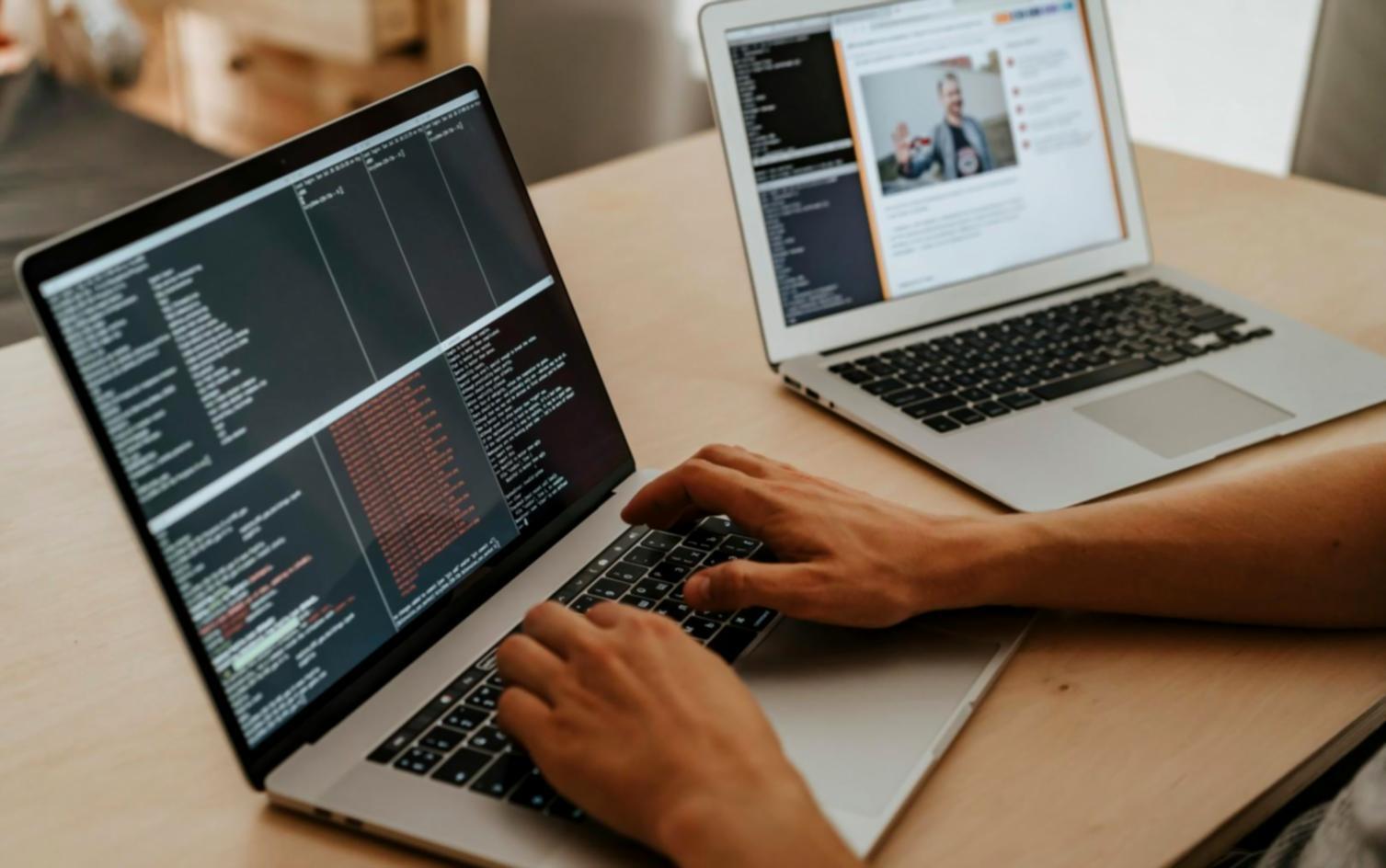 Estación de trabajo con múltiples monitores mostrando proceso de desarrollo 3D